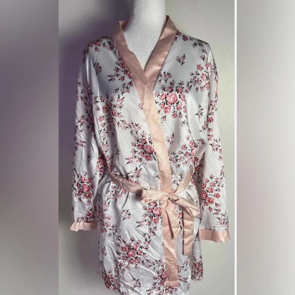 Morgan Lane Floral Robe - Picture 2 of 5